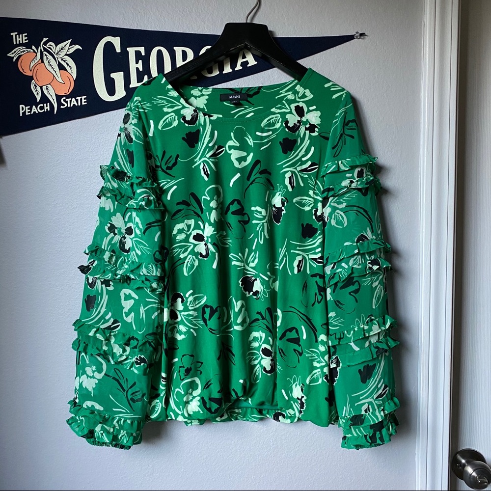 EUC Alfani ruffle sleeve blouse